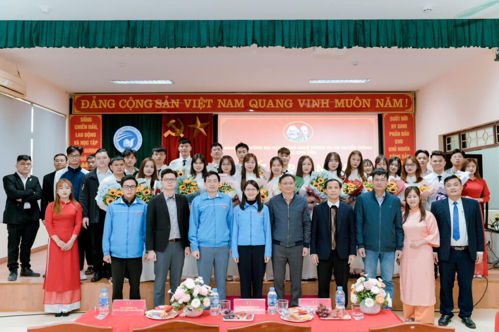 ICTU TỔ CHỨC LỄ KẾT NẠP ĐẢNG VIÊN CHO 17 QUẦN CHÚNG LÀ SINH VIÊN ƯU TÚ - 20/10/2025 ICTU TỔ CHỨC LỄ KẾT NẠP ĐẢNG VIÊN CHO 17 QUẦN CHÚNG LÀ SINH VIÊN ƯU TÚ - 20/10/2025