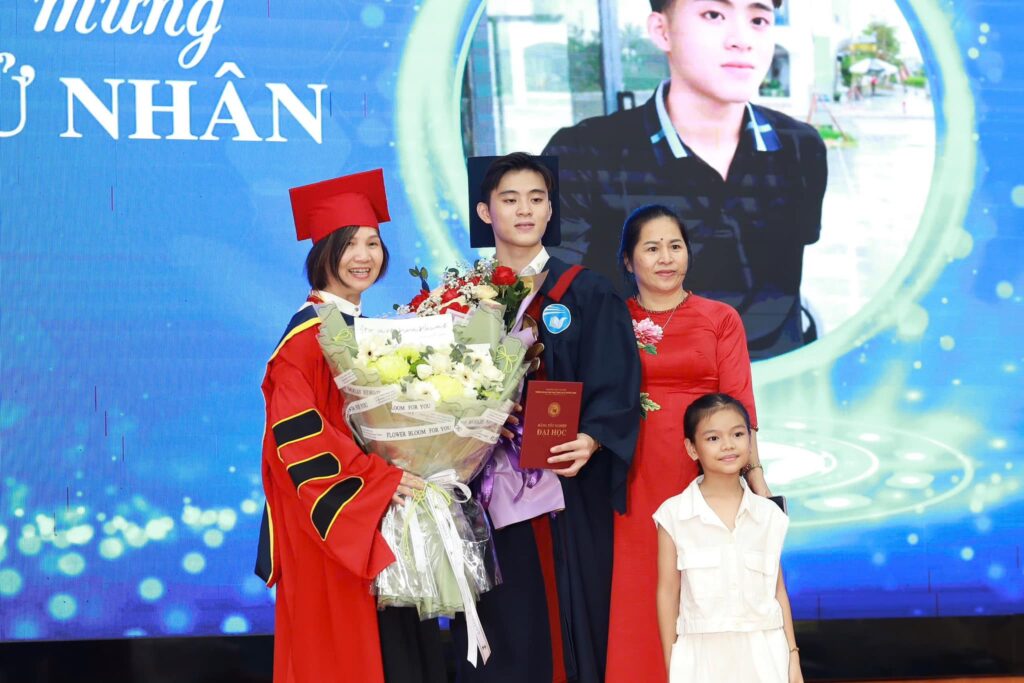 “CHẠM ĐẾN ƯỚC MƠ” - LỄ TỐT NGHIỆP ĐẦY CẢM XÚC - 20/10/2025 “CHẠM ĐẾN ƯỚC MƠ” - LỄ TỐT NGHIỆP ĐẦY CẢM XÚC - 20/10/2025
