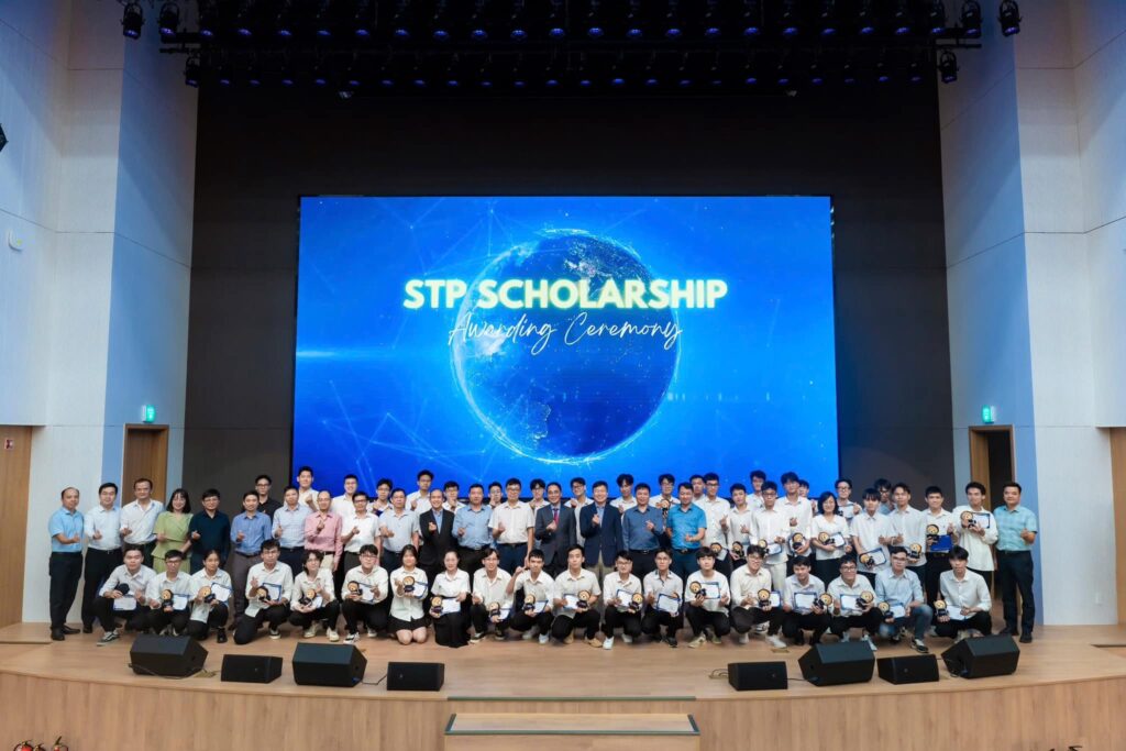 SINH VIÊN ICTU XUẤT SẮC NHẬN HỌC BỔNG TRỊ GIÁ 3,000$ TỪ SAMSUNG - 05/11/2025